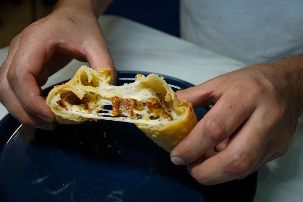 Queijo derretido empanada